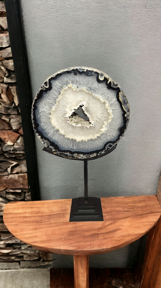 Glitzernde Achat Platte mit offener Kristallisierung auf Stand 'Einzelstück, Sammlerstück, Rarität'