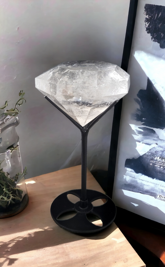 Bergkristall in Form eines Diamant auf Stand